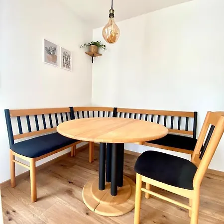 Butler Family & Friends Mit Hund Appartement *